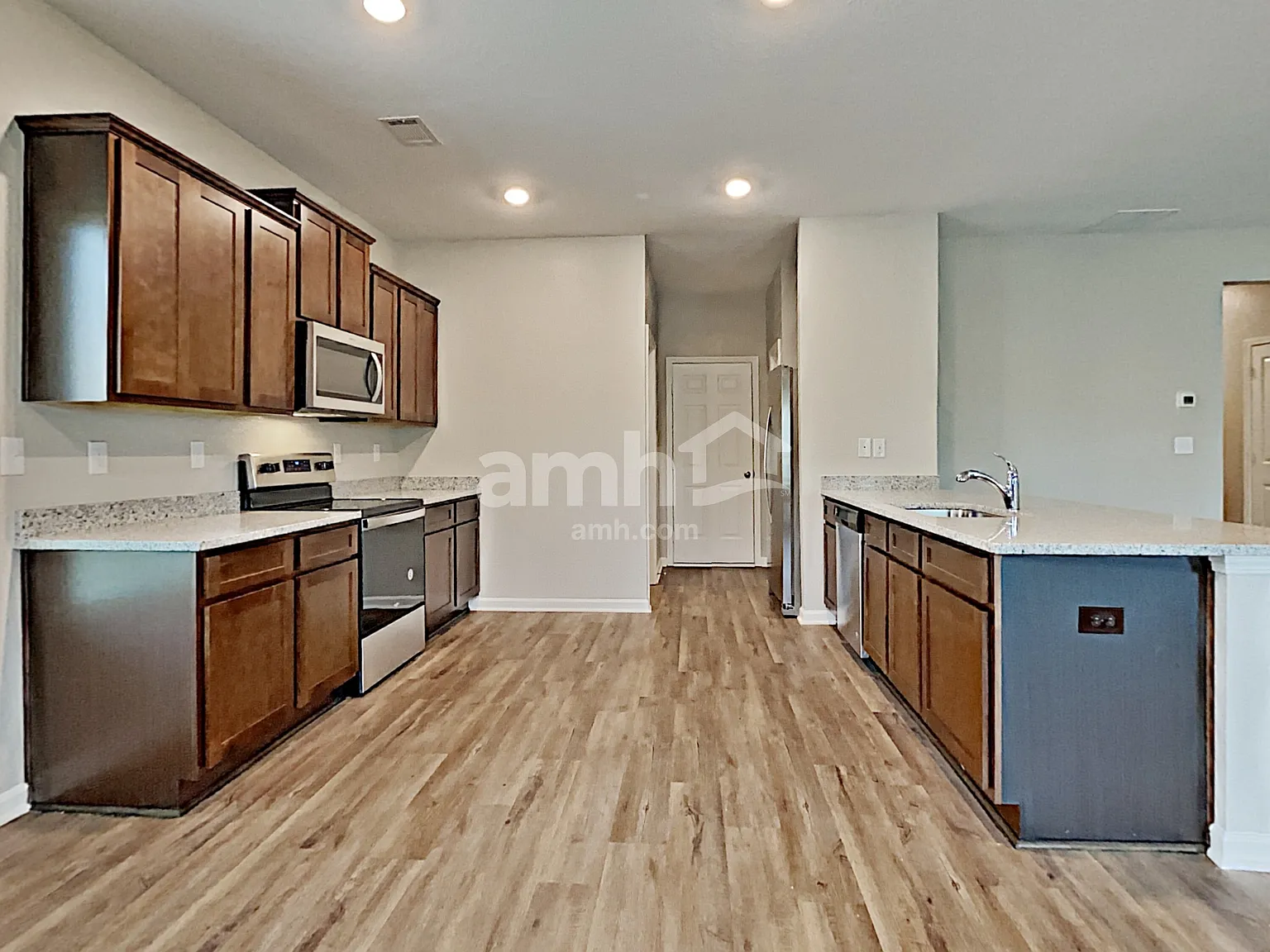 4 bed, 2.5 bath, 2421 sqft, $2,315 — Photo 4