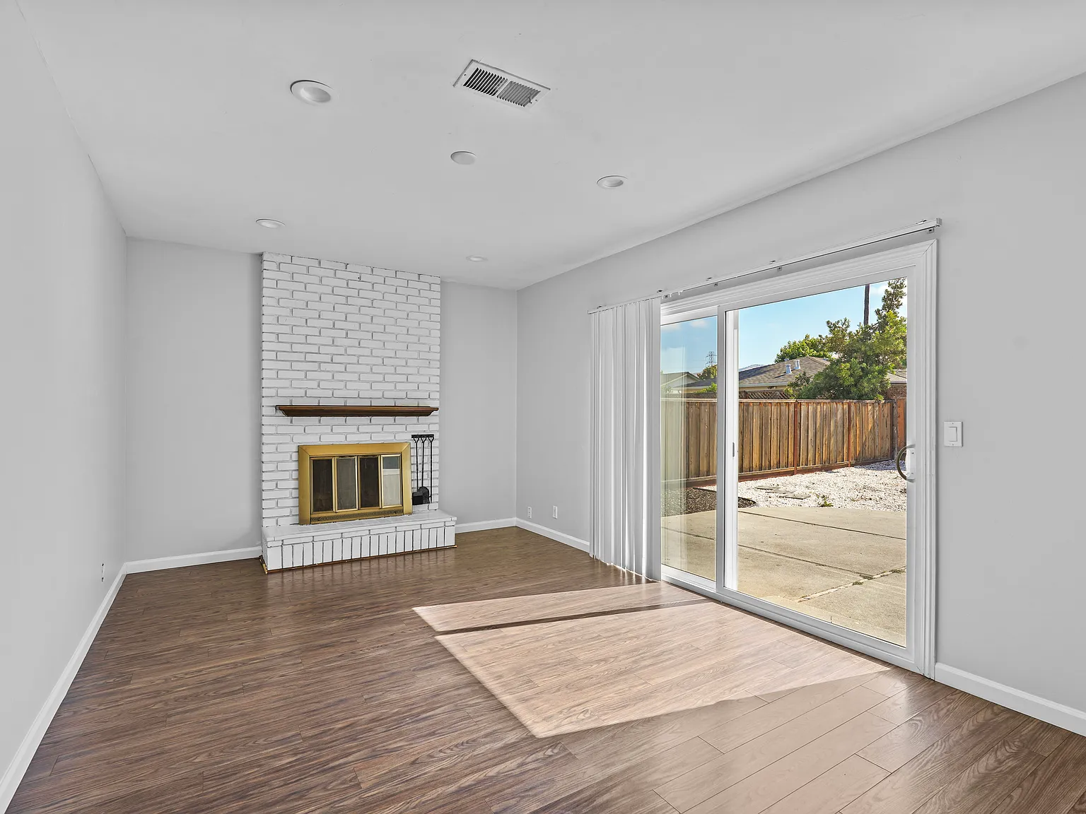 3 bed, 2.0 bath, 1320 sqft, $4,225 — Photo 3