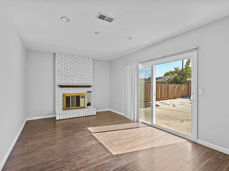 2869 Fairfax Ct — Photo 3