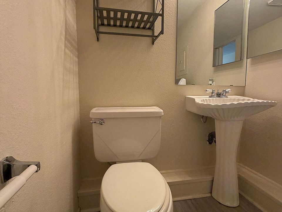 Downstairs 1/2 Bath