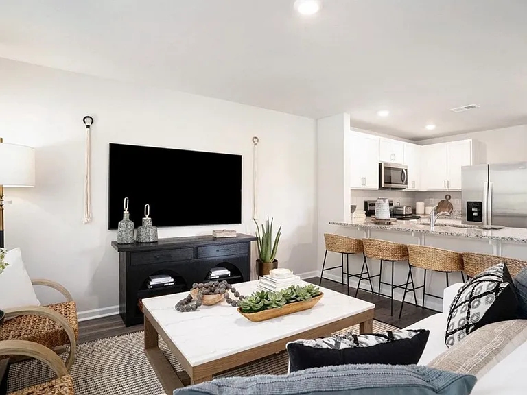 319 Honeystone St — Photo 3