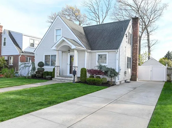 987 Polk Avenue, Franklin Square, NY 11010