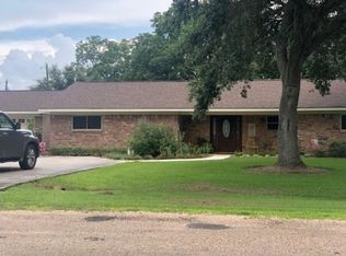 655 Charlene St, El Campo, TX 77437