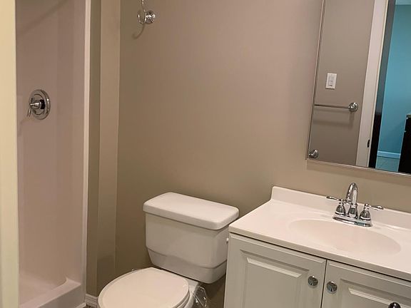4th image of 370 Brookfield Ave Floor 1