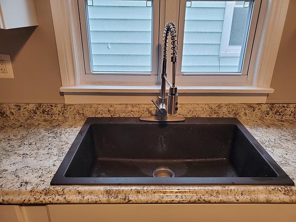 4th image of 112 Peter St #1