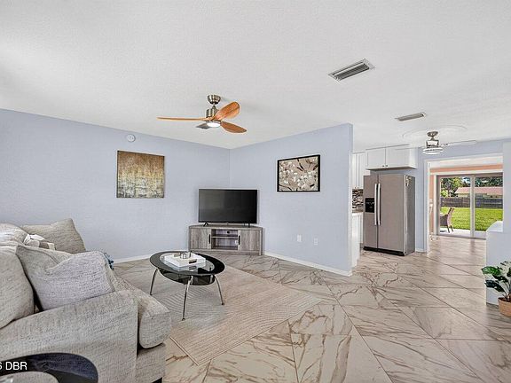 3rd image of 999 16th St