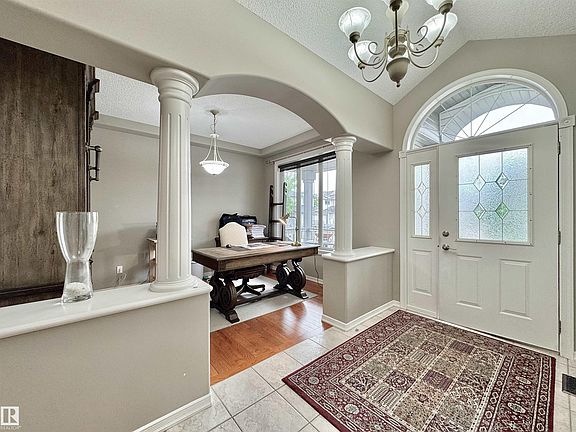 3rd image of 642 Meadowview Cres