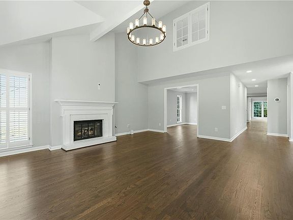 3rd image of 1122 Club Trce