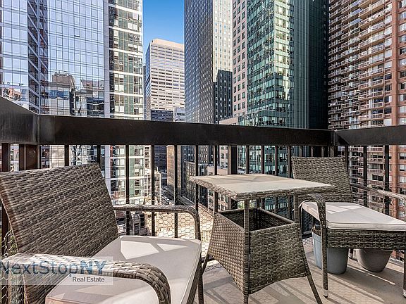 4th image of 250 E 40th St APT 14A
