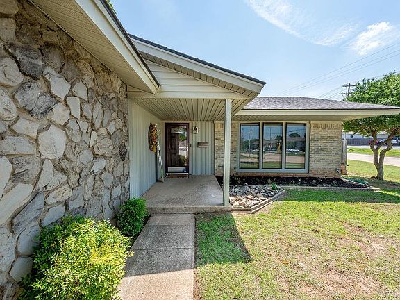 3rd image of 847 Douglas Dr