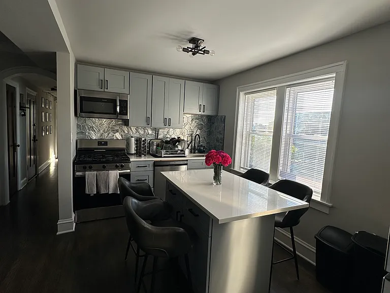 5549 N Lincoln Ave #2 — Photo 2