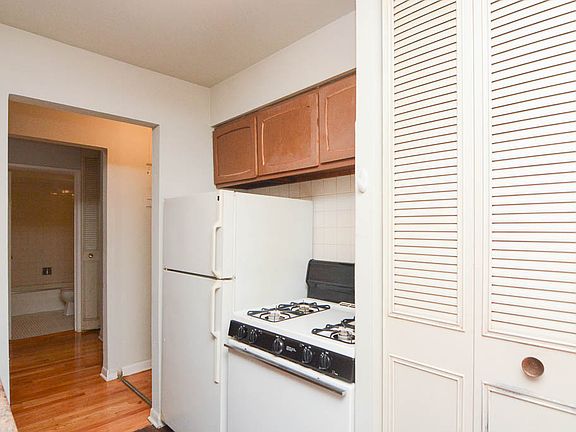 4th image of 510 W Briar Pl APT 504