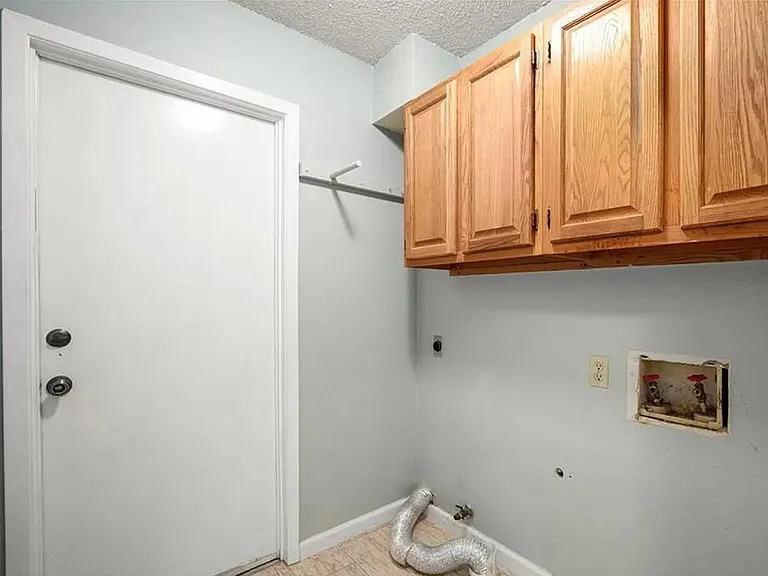 2704 Crownspoint Dr — Photo 10