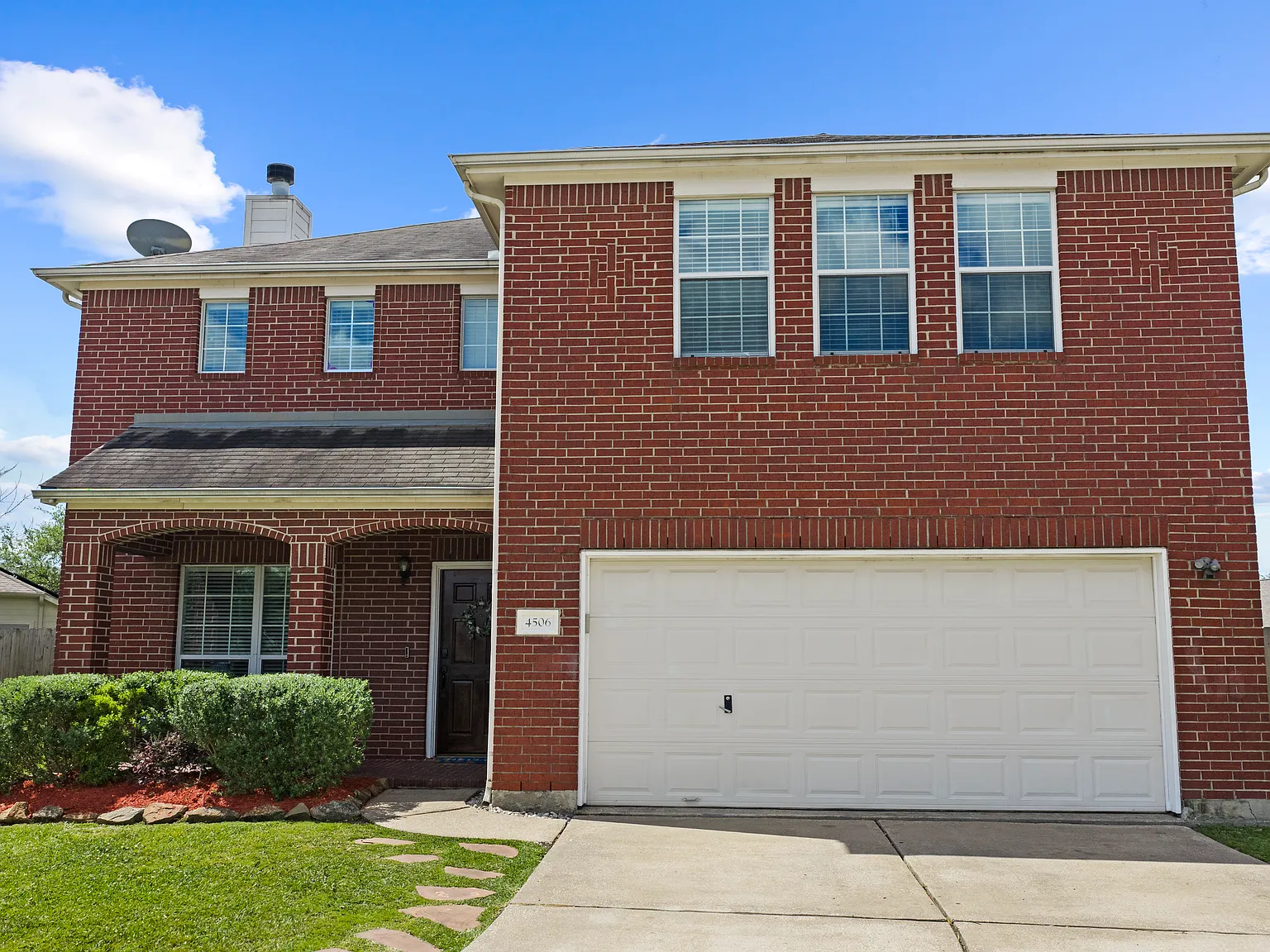 4 bed, 2474 sqft, $2,400 — Photo 1