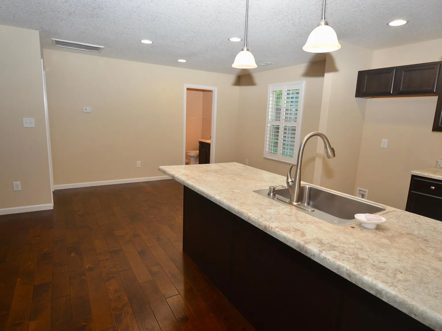 3 bed, 2.5 bath, 1935 sqft, $2,250 — Photo 2