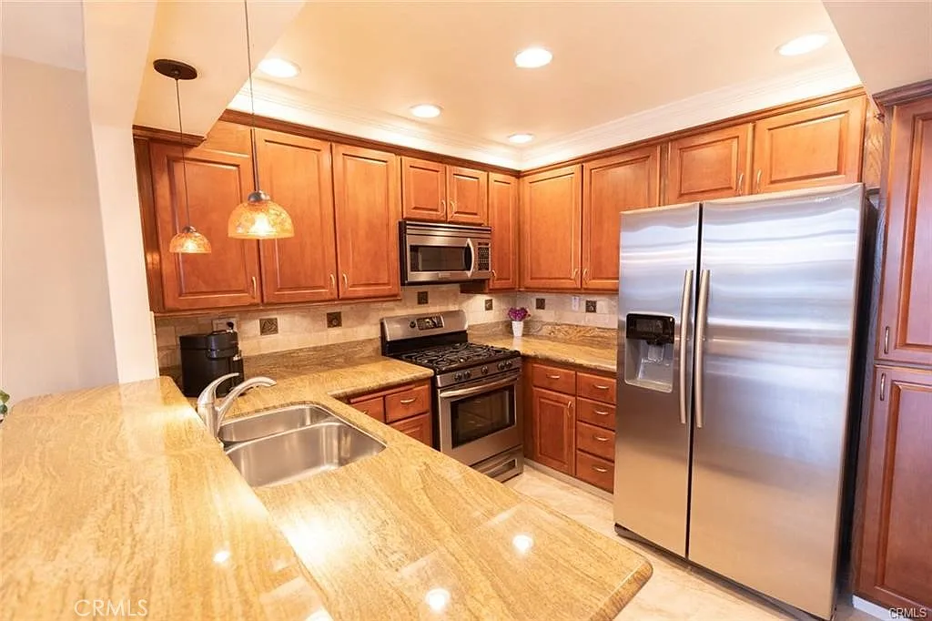 3 bed, 1690 sqft, $5,200 — Photo 4