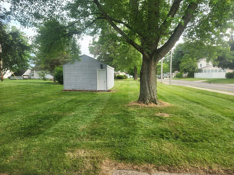 1051 Lawnview Ave — Photo 2