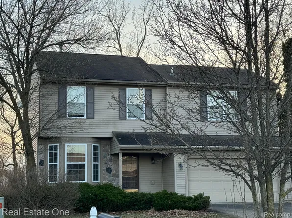 5399 Lockwood Dr, Waterford, MI 48329