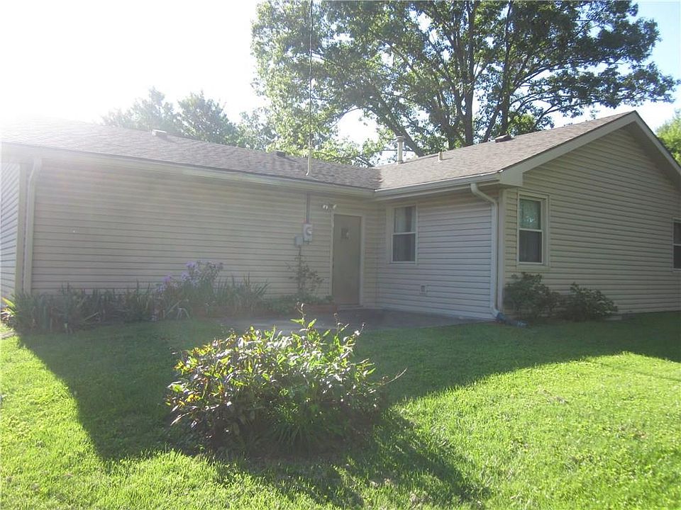 2nd image of 3425 Rost Dr