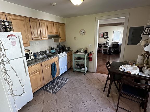 5th image of 825 N Aurora St #2