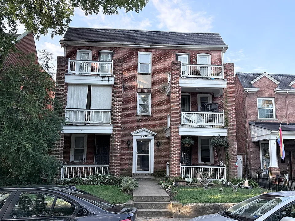2011 Rosewood Ave #4