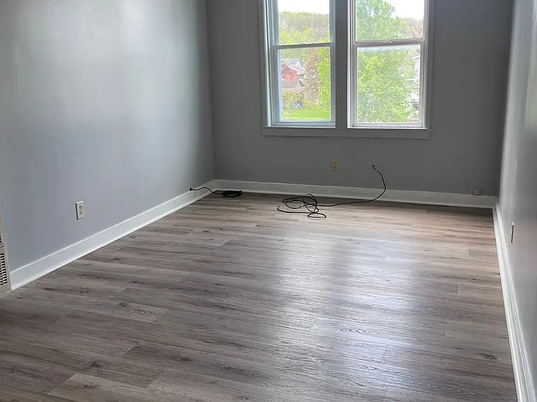 320 Indiana Ave — Photo 2