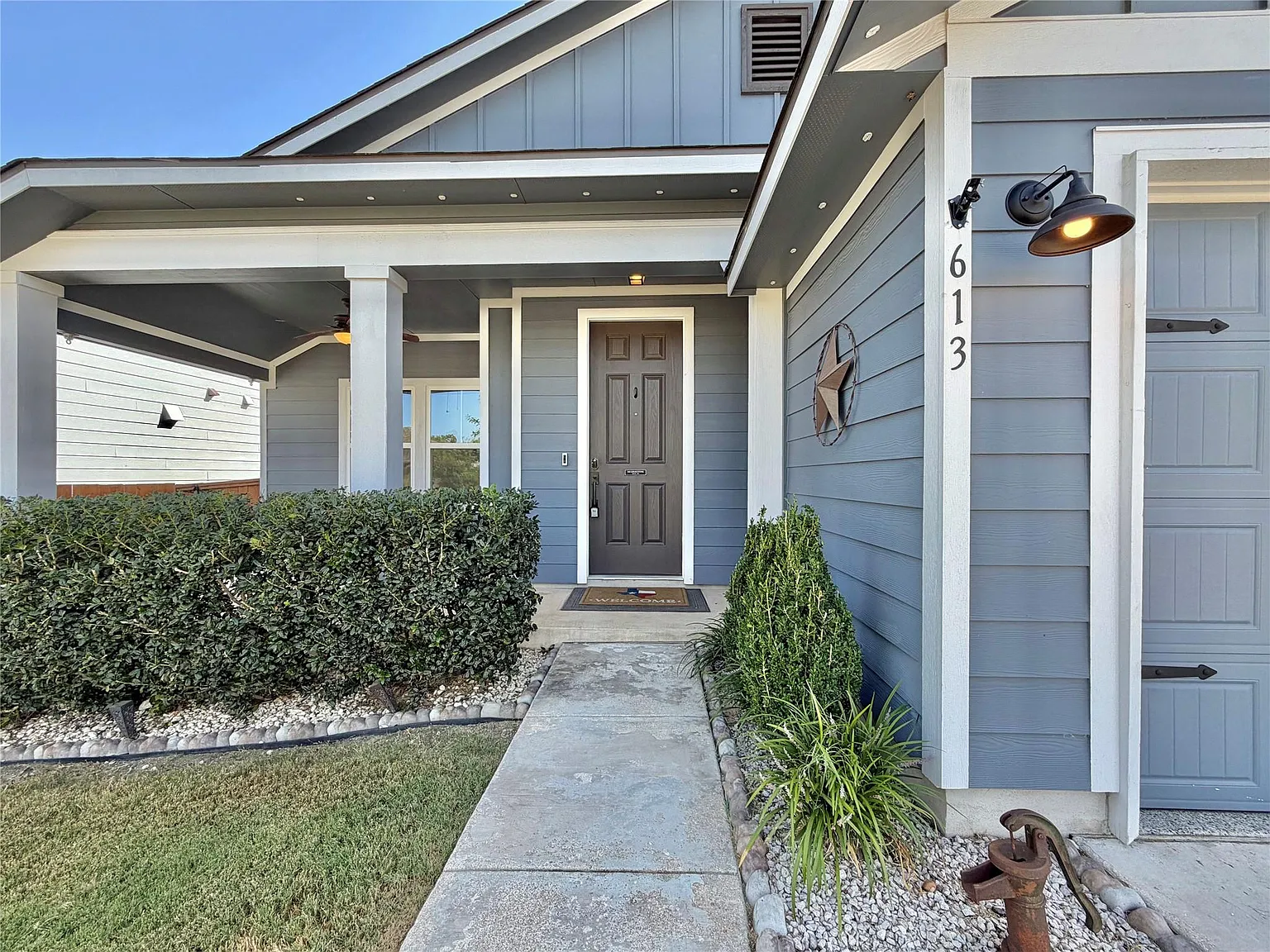 3 bed, 2.0 bath, 2267 sqft, $2,295 — Photo 2