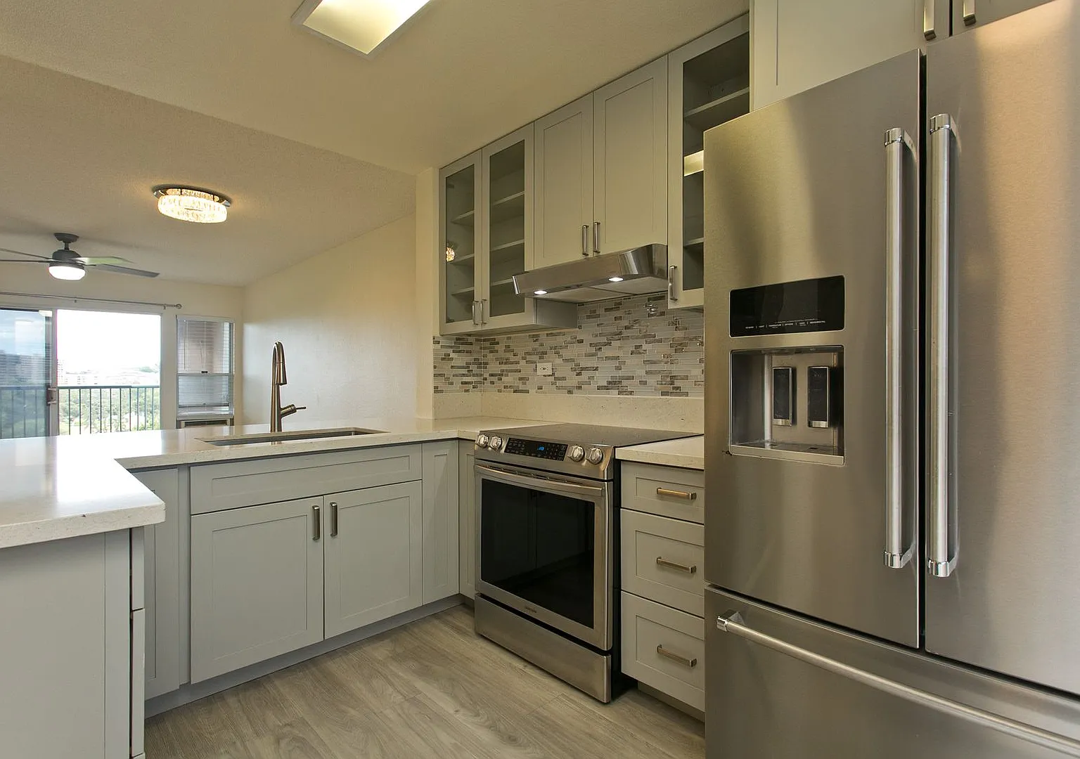 Beautiful Upgraded 2 Bed 2 Ba 2 Parking Unit In Salt Lake — Photo 1
