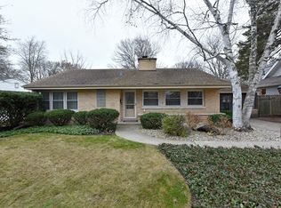 665 Garfield Ave, Lake Bluff, IL