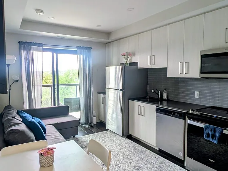 15 Queen St S #706 — Photo 8
