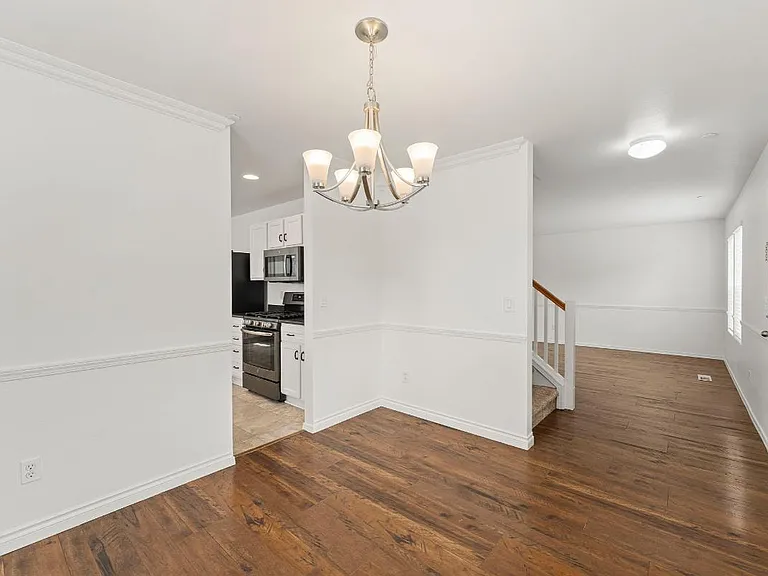2429 Tolmie Ave — Photo 8