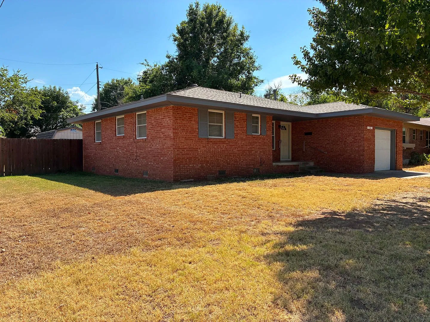 Available Now - Beautiful Home Near Ou Perfect Location For Students, Professionals & Football Fans! — Photo 3