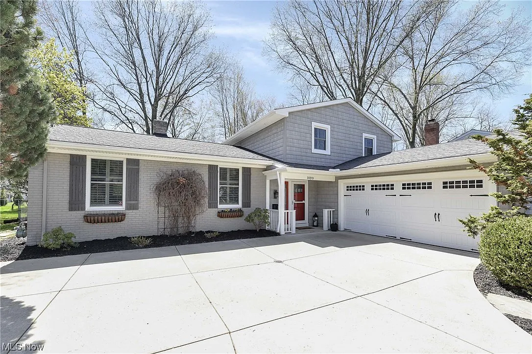 31213 Manchester Ln photo 1