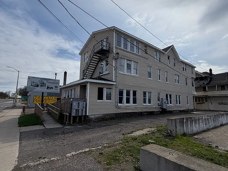 1408 E Main St — Photo 2