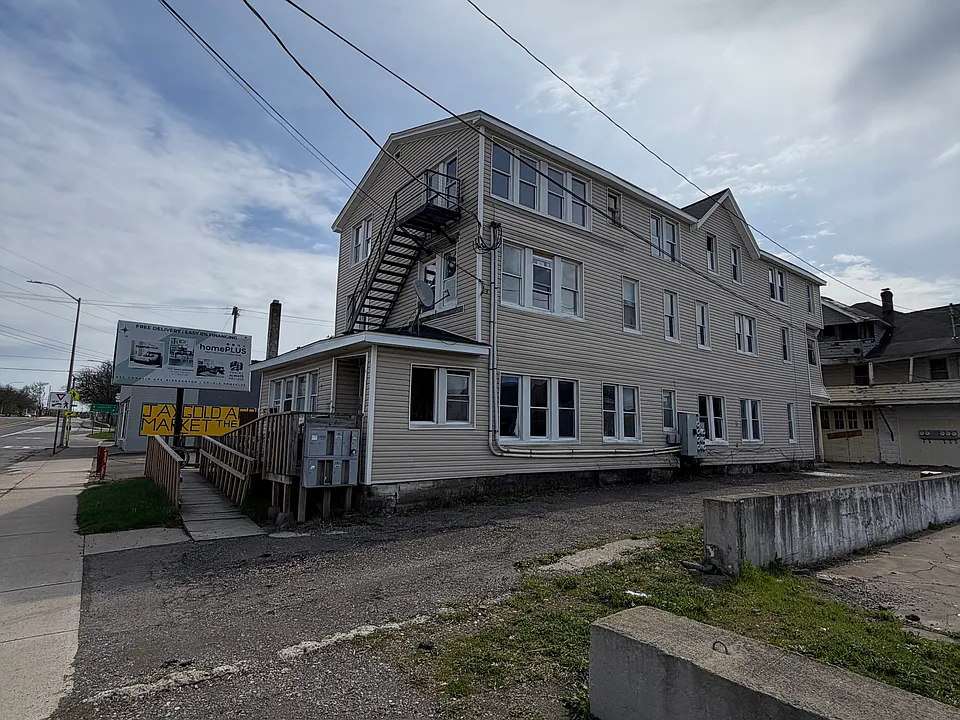 1408 E Main St
