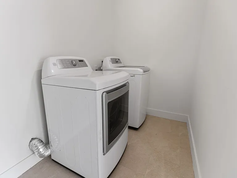 2044 S Forest Ave — Photo 16