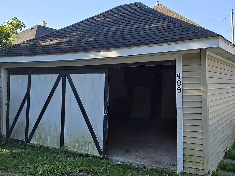 409 Corunna Ave — Photo 10