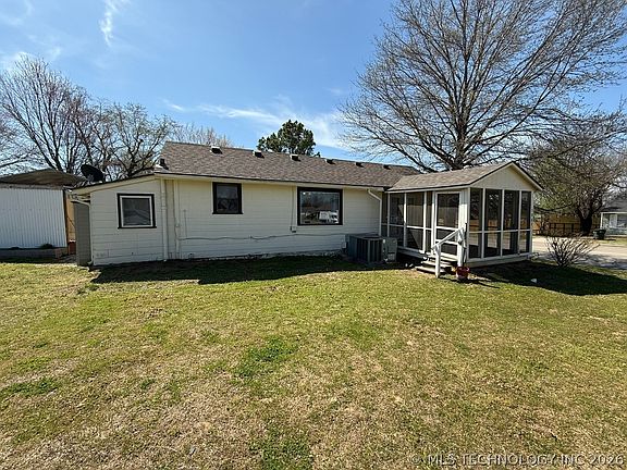 4th image of 1003 S Hickory St