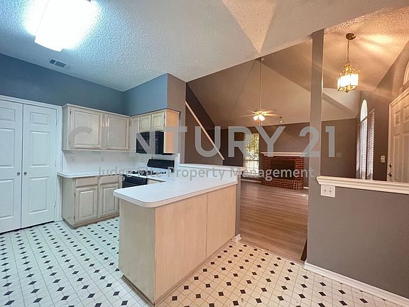 5th image of 1700 Creekpoint Dr