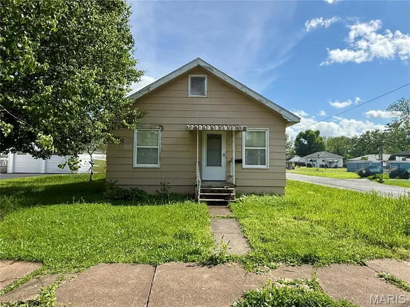 802 E Main St, Christopher, IL 62822