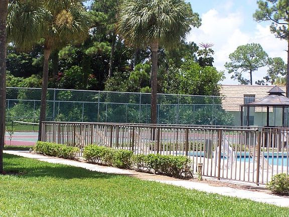 2nd image of 4724 Oak Terrace Dr