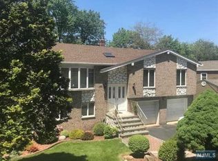 441 N Farview Ave, Paramus, NJ 07652