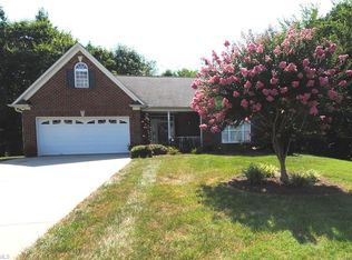 400 Meadows Edge Ct, Clemmons, NC 27012