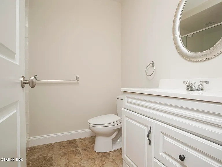 146 E Elm St #B — Photo 16