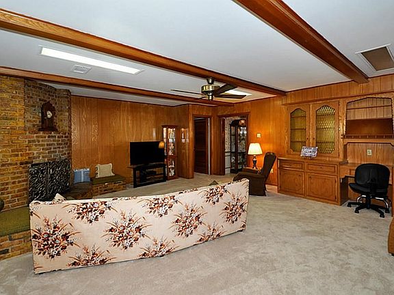 Large den with built-ins