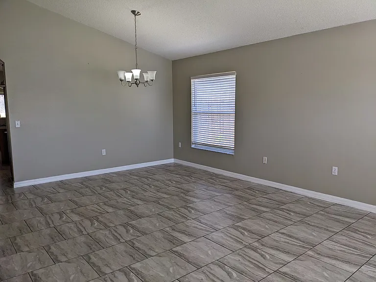 246 Queen Mary Dr — Photo 3