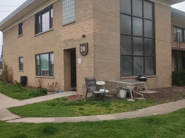 28 King Arthur Ct APT 11, Melrose Park, IL 60164