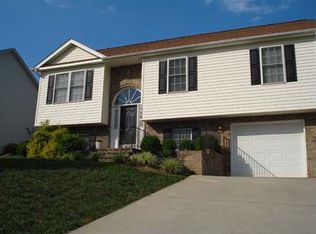 1758 Meadows Rd, Vinton, VA 24179