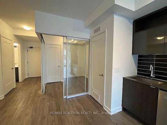 5th image of 60 Princess St #618