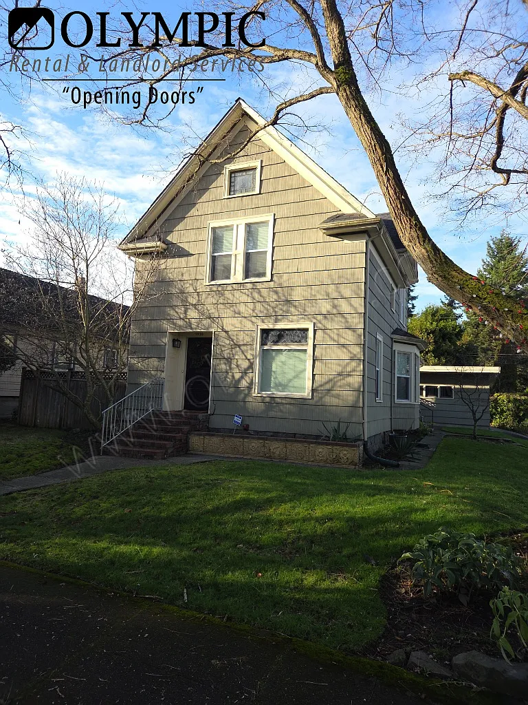 3 bdrm + 2.5 bath home, North Tacoma w /2 car grg + AC! — Photo 1